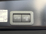 【パワーバックドア】スマートキーや運転席のボタンを押すだけでリアゲートが自動で開閉します!荷物を持っている時や、高い位置にあるバックドアを閉める際に便利な機能です♪