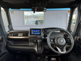 運転席から見たステアリング周辺の様子になります。シフトもインパネ内にスッキリ収納されており、操作が分かりやすく、運転しやすい配置になっております!