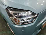 白く明るい光で夜間走行をサポートするLEDヘッドランプを搭載