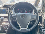 【純正革巻きステアリング】上質な革を使用することで、手にしっかり馴染みとても運転しやすいハンドルです♪