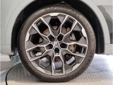BMWの純正アロイホイールは軽量かつ強度にも優れているホイールで走行性能を引き上げる設計になっております。足元にもBMWは妥協がなくこだわっている個所になります。
