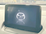 【マツダコネクトナビ】車内の雰囲気にマッチした一体型タイプのナビ。各種車輌設定やBluetooth再生等、様々な機能が楽しめます。直感的なダイヤル操作が可能で、使い勝手も良好です。