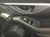 電動格納式リモコンドアミラーと、パワーウィンドウスイッチ等は運転席ドアにあります。