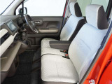 運転席と助手席は足元が繋がっているので自由に行き来しやすいので駐車場が狭いときでも助手席側からスムーズに乗り降りできて便利!