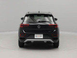 トランクルームの開閉方法は、VWのエンブレム部分が取っ手になります。パワーテールゲートを採用しております。