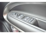 運転席側ドアの手すりに、全窓操作ボタンとドアミラー操作スイッチがございます。