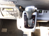 オートマチックシフトレバーは、手になじみ操作しやすい形状で安全運転にもつながります♪
