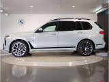 BMWではロングホイールベースの採用をしており、すべての車種に適用され、走行中の安定感の向上されております。また室内空間の広さにも貢献しております。