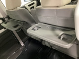 前席の後ろには、休憩時のちょっとした小物置きに使える「格納式のシートバックテーブル」を装備しています。