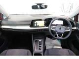 運転席/助手席です。安全装備をオプションで追加するのは日本的発想。フォルクスワーゲン車はサイドエアバッグを全車標準で装備しております。