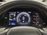 【メーターまわり】ドライバーから見やすい位置にあって安全運転に寄与します。マルチインフォメーションディスプレイでは、クルマに関する情報の確認はもちろん、各種安全機能・装備のON/OFFも設定可能。