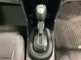 CVT車のセレクトレバーです。低速から高速まで、変速ショックのないスムーズな走りと、エンジン効率のよい領域を維持して燃費にも貢献します。