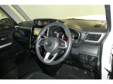運転席周りのレイアウトをご覧ください。ナビゲーションが綺麗に装着されすっきり収まってますね!