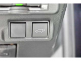 スマートキーや運転席のボタンを押すだけでリアゲートが自動で開閉します!荷物を持っている時や、高い位置にあるバックドアを閉める際に便利な機能です