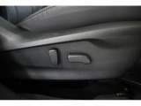 運転席と助手席には電動でシートポジションを調整できるパワーシートが装備!