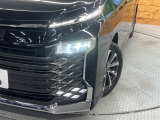 【LEDヘッドライト】悪天候や夜間走行時も良好な視界を確保し安心して運転できる高輝度LEDヘッドライトを装備!点灯速度が早く、消費電力も抑えられています。