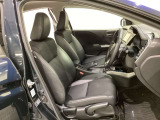 女性でも運転がしやすいように、シートの高さ調整機能(シートリフター)がついています。広い足元にゆったり座れるシートには肘掛も装備しており長距離の運転でも疲れにくいシートです。