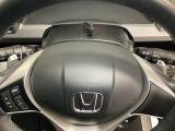 ステアリングの裏側、左右にパドルシフトがついています。右が+、左が-の操作でシフトチェンジを行い、エンジンブレーキなどのマニュアル操作ができます。