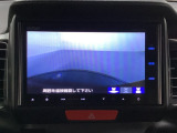 ギヤをR(バック)に入れるとナビの画面に後ろの映像が映るリアカメラ付です。後退時、コンディションが悪い視界でもカラーバックモニターがドライバーをサポートします。