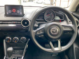 【運転席インテリアデザイン】左右対称のインテリアデザインでドライバーを包み込み運転に集中できるように設計されています。