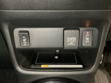 前席の左右別々のシートヒータースイッチが付いています。HiとLoの2段階で温度設定ができます。スイッチの間にはアクセサリーソケットとワイヤレス充電器を装備してます。