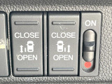 【両側パワースライドドア】スマートキーや運転席のスイッチで後席両側スライドドアの開閉が可能♪電動だから力を入れてドアを開ける必要が無く、小さなお子様でも簡単に開け閉めでき快適です♪