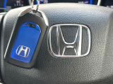 【Hondaスマートキー】カバンやポケットに入れたままでもドアの施錠・解錠が可能なスマートキーを装備。エンジンのオン・オフ時もカギを取り出す必要が無いからとっても便利です♪