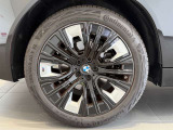 BMWの純正アロイホイールは軽量かつ強度にも優れているホイールで走行性能を引き上げる設計になっております。足元にもBMWは妥協がなくこだわっている個所になります。