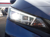 【LEDヘッドランプ】ハロゲンヘッドランプの約2倍の光量でより明るく遠くを照射。視認性、長寿命、省電力に優れ、スタイリッシュな白光色も魅力