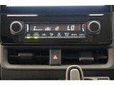 【オートエアコン】 操作しやすいオートエアコン装備しています。設定温度に応じて吹き出し口の切り替え、ファン風量、冷房除湿機能の作動、内外切り替え等自動でコントロールして車内を快適に保ちます。