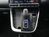 【EVドライブモード】駆動用電池から電力を供給し、電気モーターのみを使って走行するモードです。早朝・深夜の駐車場などで、騒音や排気ガスを気にすることなく走行することができます。