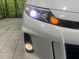 【LEDヘッドライト】悪天候や夜間走行時も良好な視界を確保し安心して運転できる高輝度LEDヘッドライトを装備!点灯速度が早く、消費電力も抑えられています。