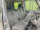 運転席まわりには十分なスペースがあり、大柄な方でもゆったり運転していただける環境です。