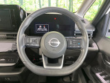 インテリアに合わせたデザインのステアリングは、運転される方のことも考え、運転しやすい形状、大きさです。是非一度、実際に触ってお確かめください。