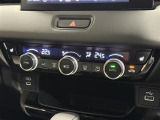 【左右独立オートエアコン】左右独立型、いわゆるデュアルエアコンです。運転席と助手席でそれぞれお好みの温度を設定可能です。