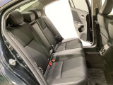 リアシートは足元も広く、長距離運転になってもゆったりとできるようにアームレストがついてます。
