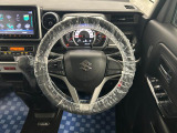 【ハンドル回り】インテリアに合わせたデザインのステアリングは、運転される方のことも考え、運転しやすい形状、大きさです。ぜひ一度、実際に触ってお確かめください。