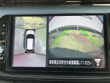 アラウンドビューモニターまるで車を真上から映したような映像で、前後左右の感覚が分かります♪車庫入れや駐車時に大活躍の機能です。