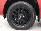 専用の18インチアルミホイール(ブラック塗装)が装備されています。タイヤサイズ265/60R18
