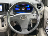 インテリアに合わせたデザインのステアリングは、運転される方のことも考え、運転しやすい形状、大きさです。是非一度、実際に触ってお確かめください。