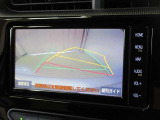 バックでの車庫入れはハンドルと連動したガイドラインが出る「バックガイドモニター」がサポートいたします。