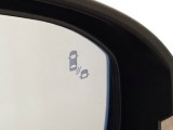 斜め後ろに存在する車を探知。その方向のドアミラー鏡面上にマークを表示し、存在をお知らせしてくれます。また、その方向にウインカーを操作すると、マークの点滅と警告音で注意を促します!