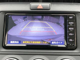 こちらのバックカメラは画面にラインが表示されておりますので、バック時のクルマの進行方向の目安になります。より高いレベルで車庫入れをサポートする、便利な機能ですね。