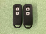 スマートキーを装備しています。鍵を差し込むことなくドアロックの開け閉めと、スタートボタン操作でのエンジンスタートができます。スペアキーも同じものを用意しております。
