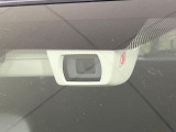 【アイサイトVer3】前方の車両等を検知し、衝突しそうな時は警報で注意を促し、ブレーキを踏む力をサポート。ブレーキを踏めなかった場合は衝突被害軽減ブレーキが作動、衝突回避をサポートします。