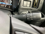 走行中の車が周囲の明るさを検知して、自動的にヘッドライトを点灯/消灯してくれます。