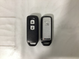 スマートキーを装備しています。鍵を差し込むことなくドアロックの開け閉めと、スタートボタン操作でのエンジンスタートができます。スペアキーも同じものを用意しております。