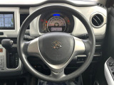 インテリアに合わせたデザインのステアリングは、運転される方のことも考え、運転しやすい形状、大きさです。是非一度、実際に触ってお確かめください。