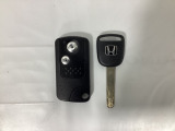 スマートキーを装備しています。鍵を差し込むことなくドアロックの開け閉めと、エンジンスタートができます。通常のキーもスペアとして用意しております。