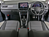 シンプルで見やすい運転席まわりは操作スイッチが少なく足元も広く快適な空間です。